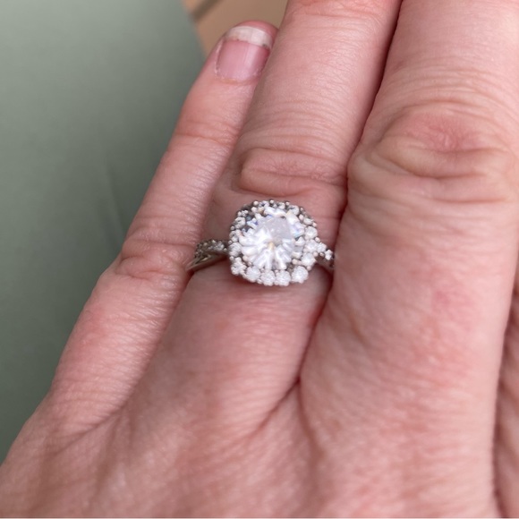 Sterling silver (stamped .925 ) gorgeous ring with diamond simulate, size 8 - Picture 4 of 8